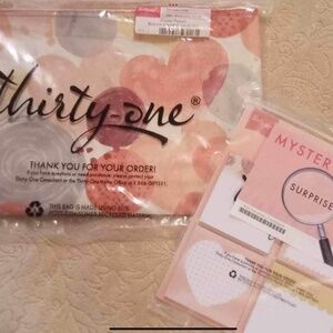 Thirty one zipper pouch and adhesive note set